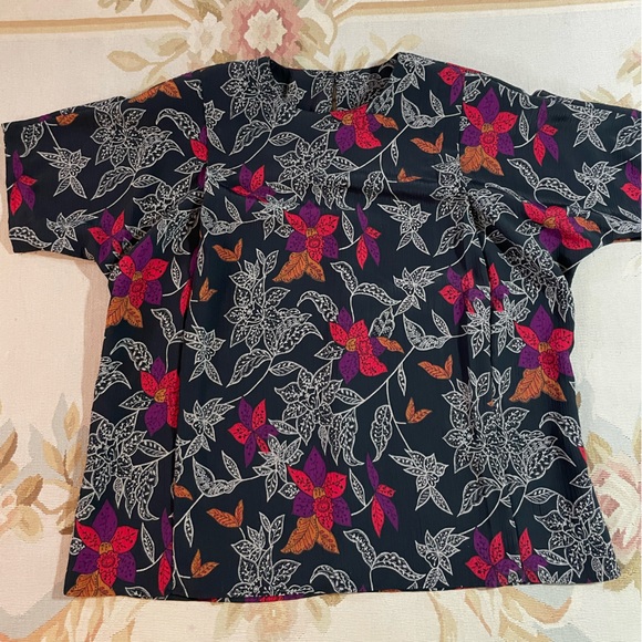 Size 14 vintage floral blouse on a black background. Very cute. - Picture 4 of 9